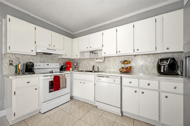 7420 SW 31st St, Miami, FL 33155