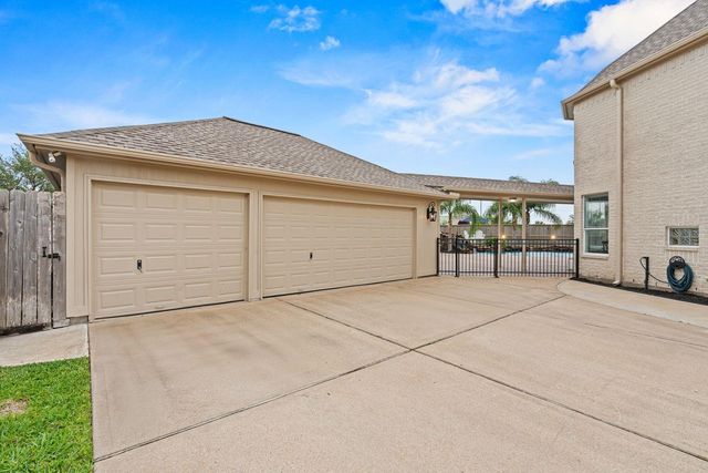 137 Bending Brook Lane, Dickinson, TX 77539