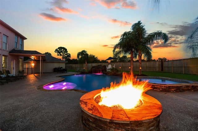 137 Bending Brook Lane, Dickinson, TX 77539