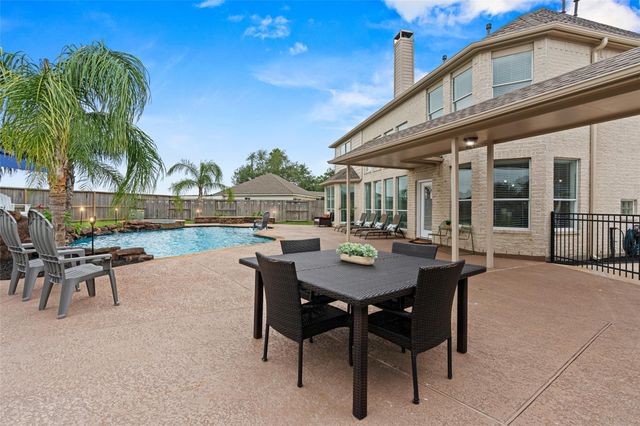 137 Bending Brook Lane, Dickinson, TX 77539