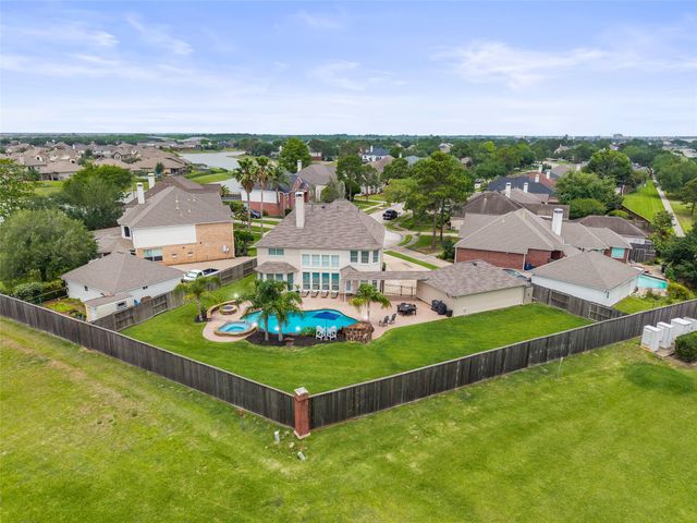 137 Bending Brook Lane, Dickinson, TX 77539