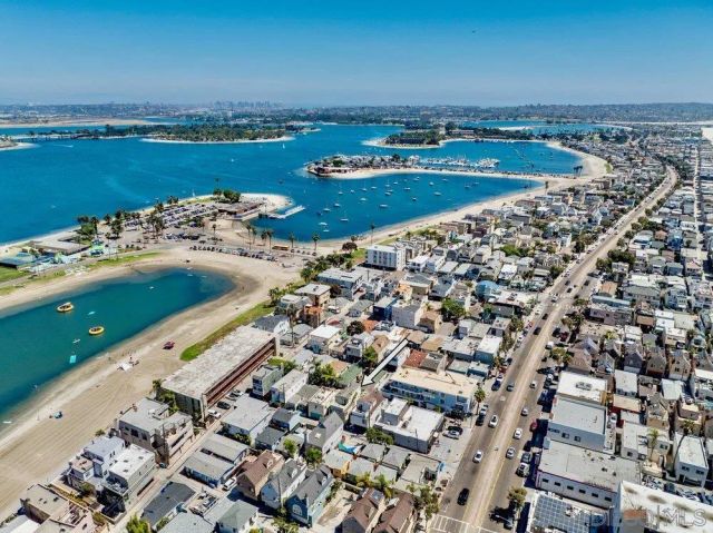 818 Queenstown Court, San Diego, CA 92109