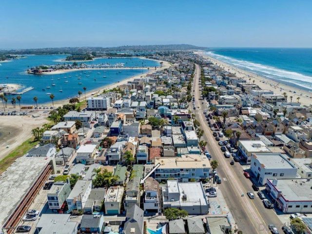 818 Queenstown Court, San Diego, CA 92109