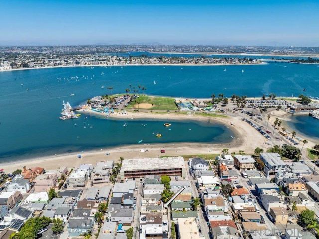 818 Queenstown Court, San Diego, CA 92109