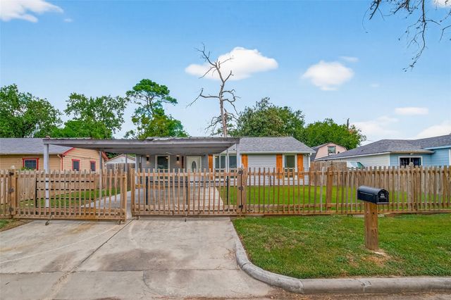 9037 Linda Vista Road, Houston, TX 77078