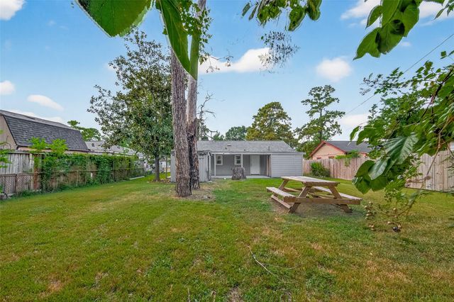 9037 Linda Vista Road, Houston, TX 77078