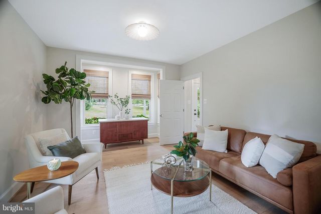 7 E LOUDOUN ST, Round Hill, VA 20141