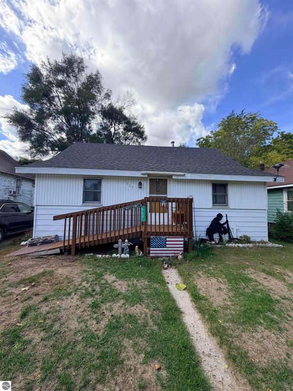 Image 1 of property listing at 117 Pleasant Avenue, Alma, MI 48801