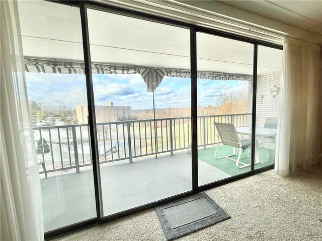 1160 Bower Hill Rd 302c, Mt Lebanon, PA 15243