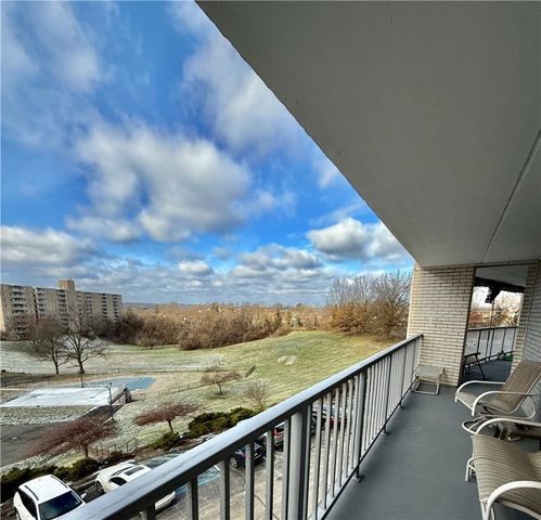 1160 Bower Hill Rd 302c, Mt Lebanon, PA 15243