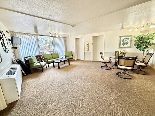 1160 Bower Hill Rd 302c, Mt Lebanon, PA 15243