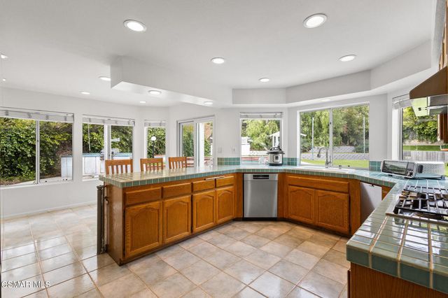5045 Wagner Way, Oak Park, CA 91377