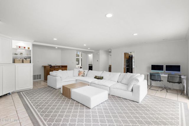 5045 Wagner Way, Oak Park, CA 91377