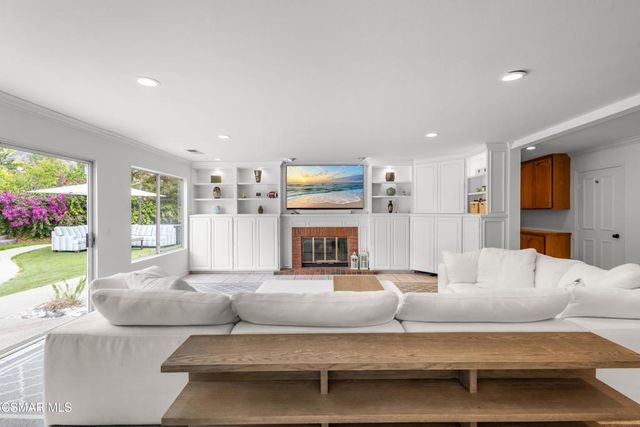 5045 Wagner Way, Oak Park, CA 91377