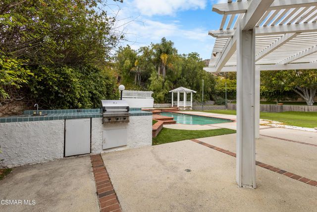 5045 Wagner Way, Oak Park, CA 91377