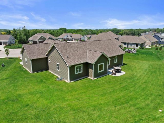 W237N6842 Ancient Oaks COURT, Sussex, WI 53089