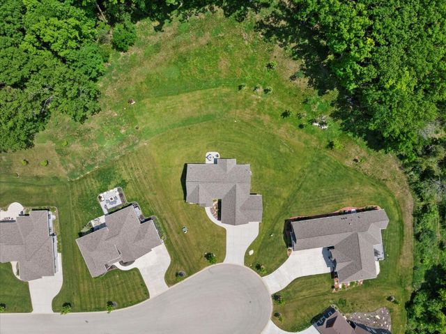 W237N6842 Ancient Oaks COURT, Sussex, WI 53089