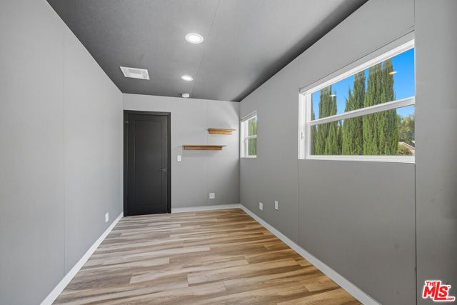 19153 Bessemer Street, Tarzana (los Angeles), CA 91335