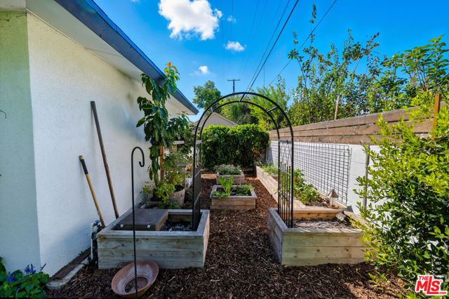 19153 Bessemer Street, Tarzana (los Angeles), CA 91335