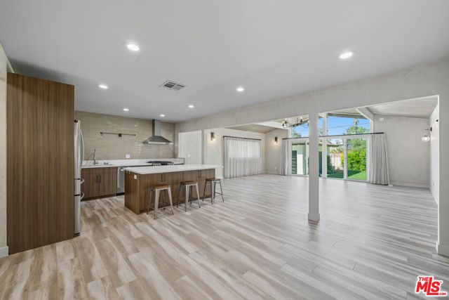 19153 Bessemer Street, Tarzana (los Angeles), CA 91335