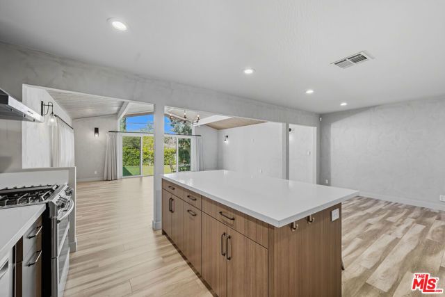 19153 Bessemer Street, Tarzana (los Angeles), CA 91335