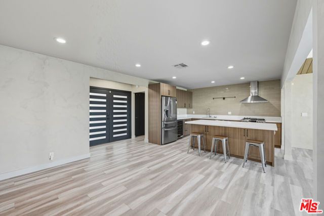 19153 Bessemer Street, Tarzana (los Angeles), CA 91335