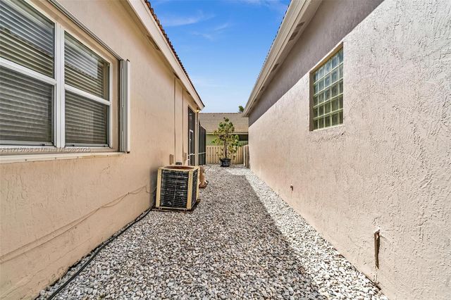 5216 Ventura Dr, Delray Beach, FL 33484