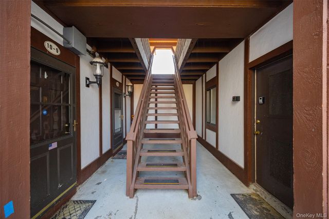 10 Skyline Drive 10, Fishkill, NY 12524