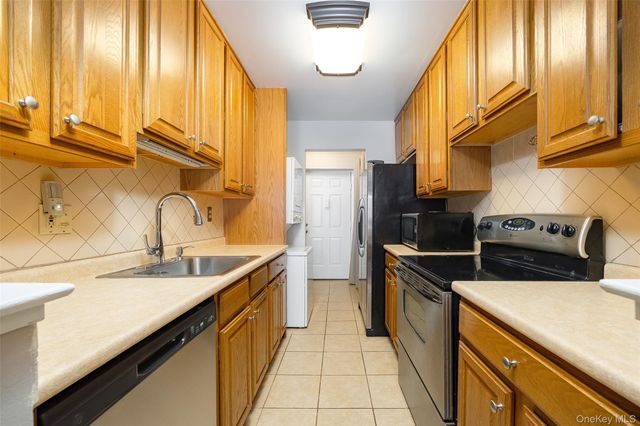 10 Skyline Drive 10, Fishkill, NY 12524