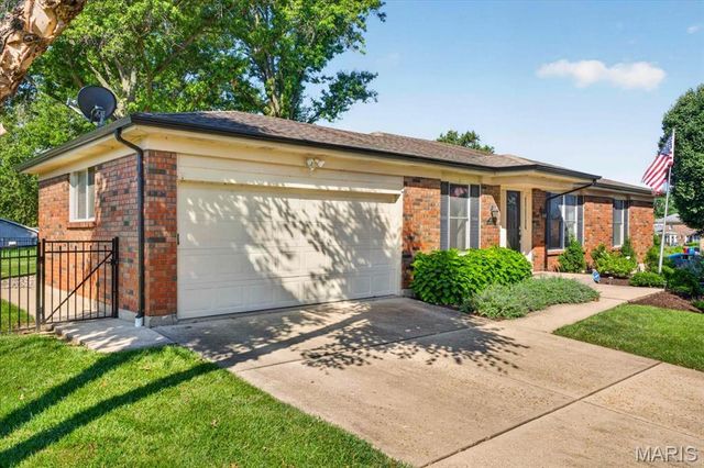 4590 Grandcastle Drive, St Louis, MO 63128