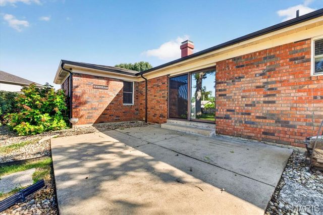 4590 Grandcastle Drive, St Louis, MO 63128