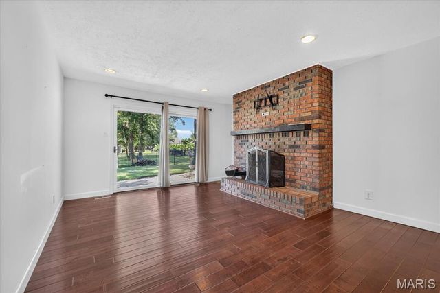 4590 Grandcastle Drive, St Louis, MO 63128
