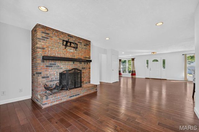 4590 Grandcastle Drive, St Louis, MO 63128
