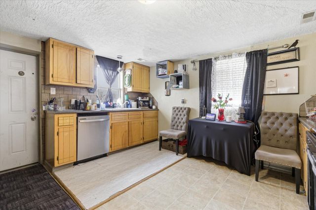 1447 N Broadway Avenue, Springfield, MO 65802