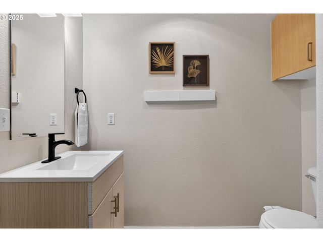 6689 N COLUMBIA Way, Portland, OR 97203