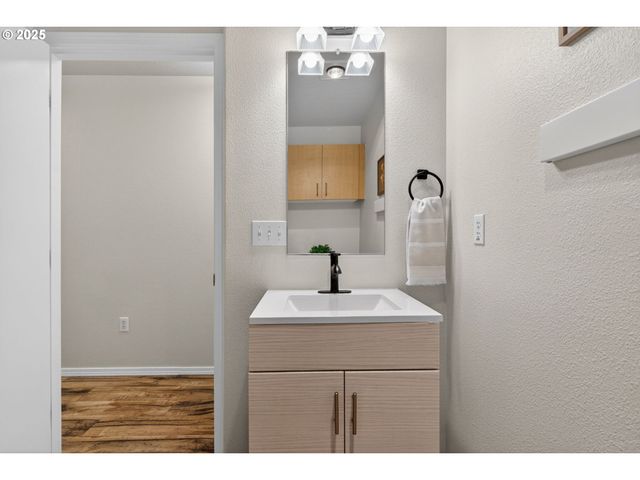 6689 N COLUMBIA Way, Portland, OR 97203