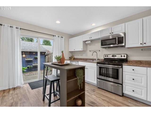 6689 N COLUMBIA Way, Portland, OR 97203