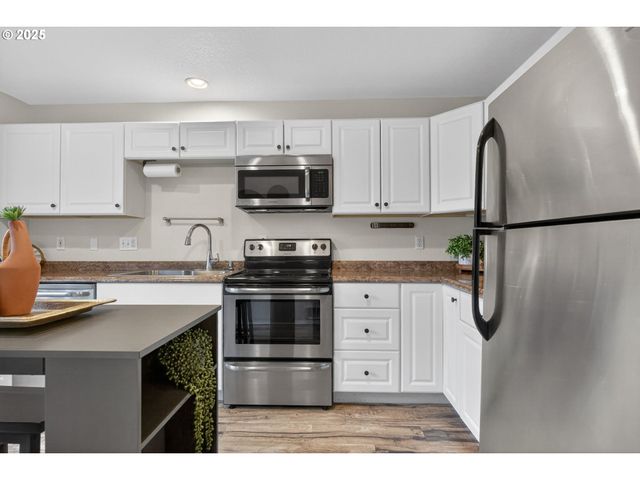 6689 N COLUMBIA Way, Portland, OR 97203