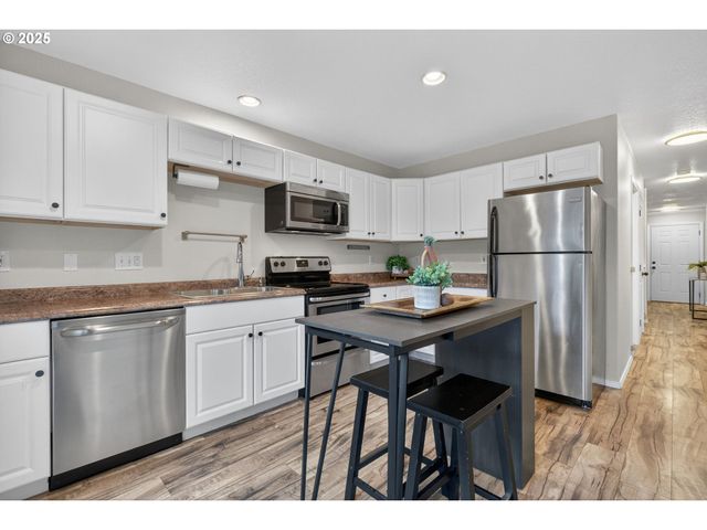 6689 N COLUMBIA Way, Portland, OR 97203