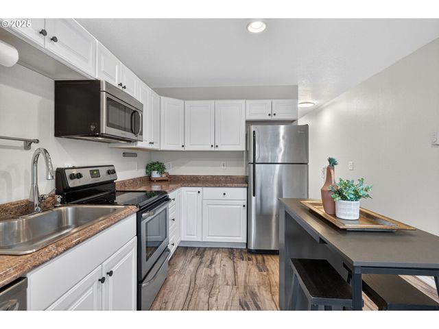 6689 N COLUMBIA Way, Portland, OR 97203