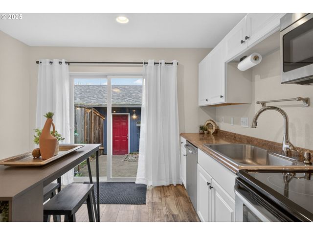 6689 N COLUMBIA Way, Portland, OR 97203