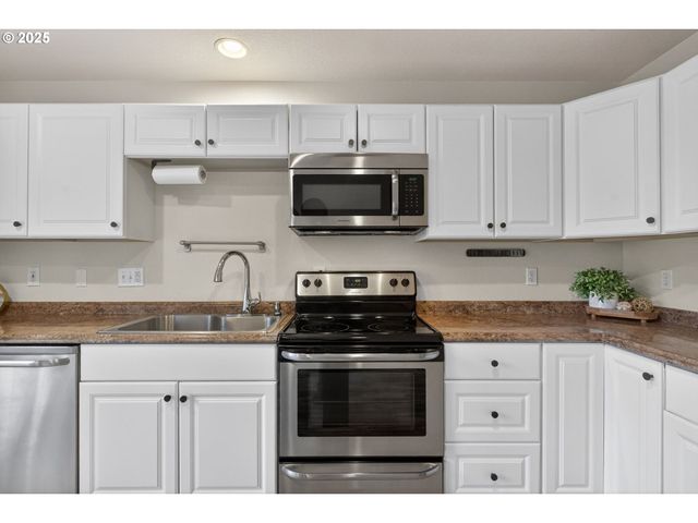 6689 N COLUMBIA Way, Portland, OR 97203