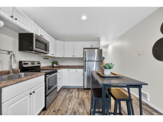 6689 N COLUMBIA Way, Portland, OR 97203