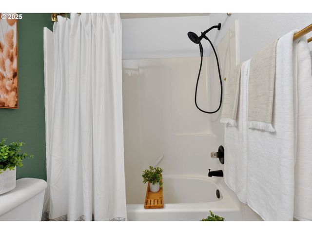 6689 N COLUMBIA Way, Portland, OR 97203