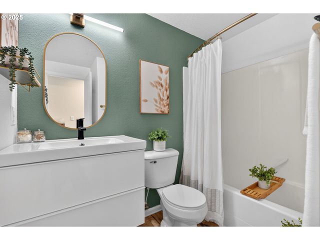 6689 N COLUMBIA Way, Portland, OR 97203