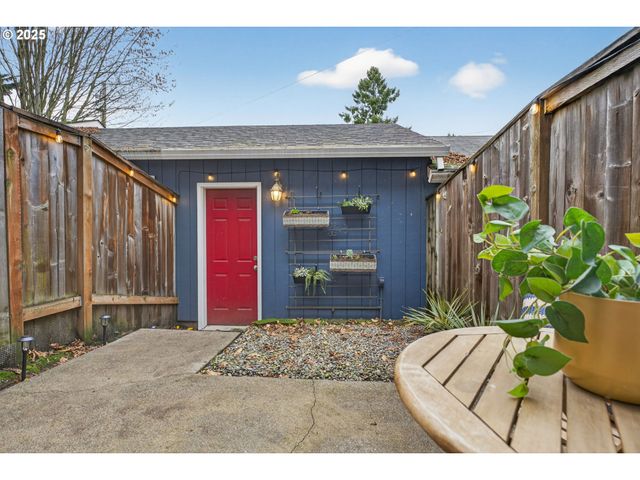 6689 N COLUMBIA Way, Portland, OR 97203