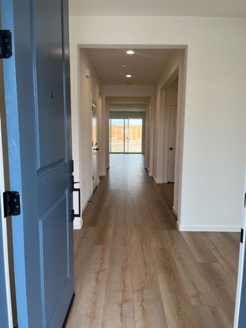 1252 Catherdral Court S, Madera, CA 93636