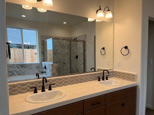 1252 Catherdral Court S, Madera, CA 93636