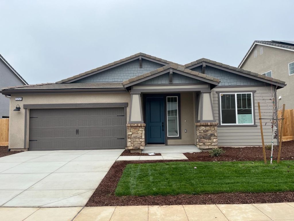 1252 Catherdral Court S, Madera, CA 93636