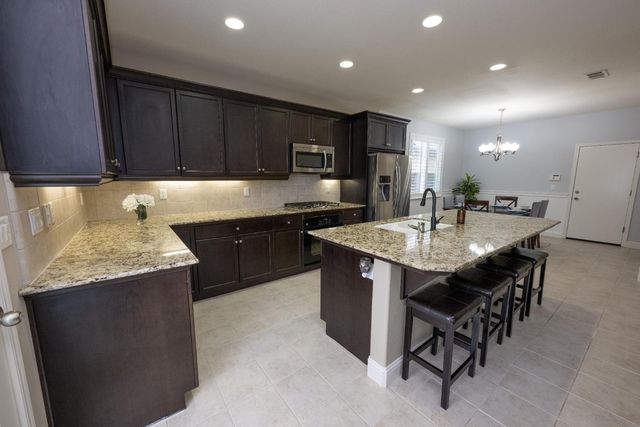 1638 N Mcpherson Lane, Clovis, CA 93619